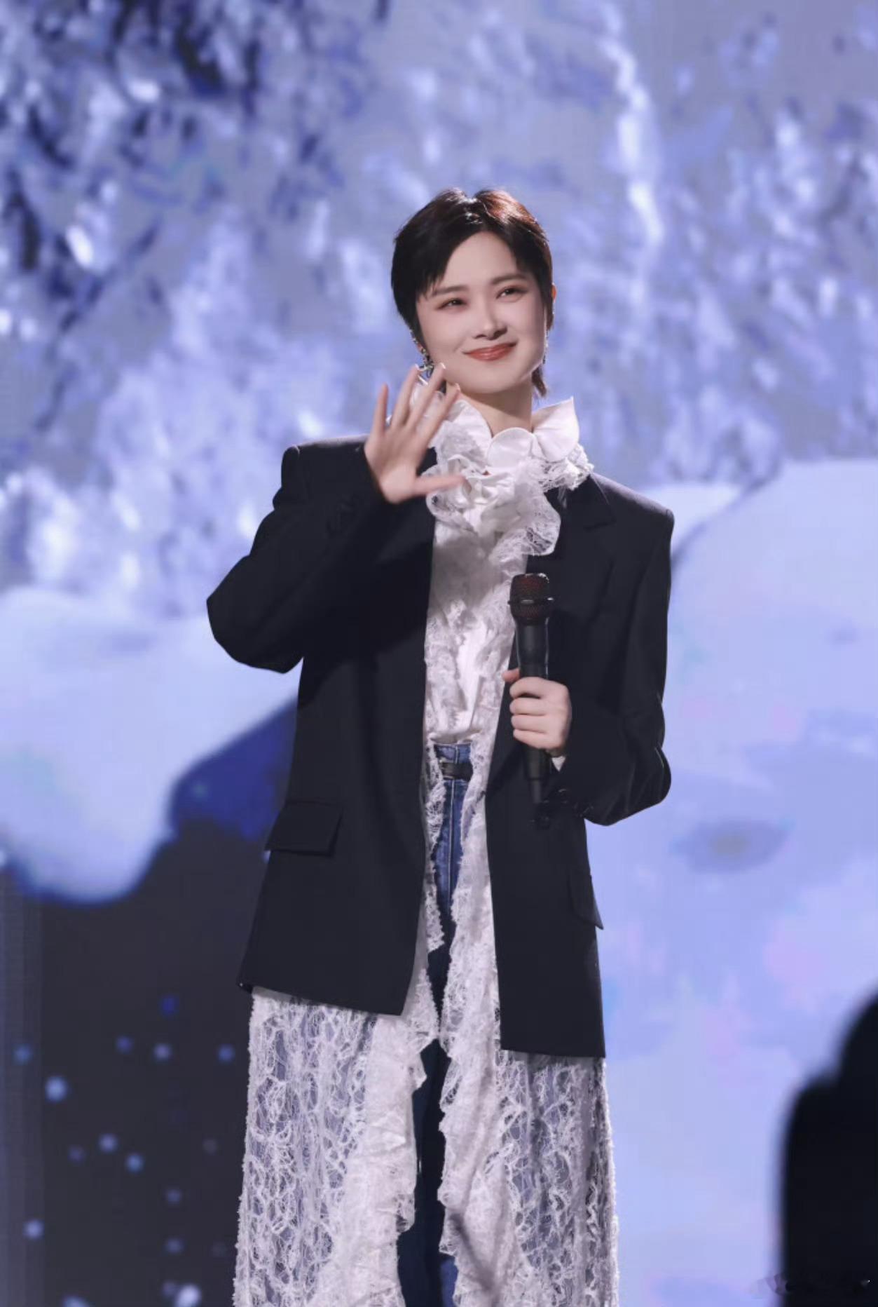 李宇春回应什么时候留长发接李宇春的情商希望下次面对这种莫名其妙又不想回答的问题时