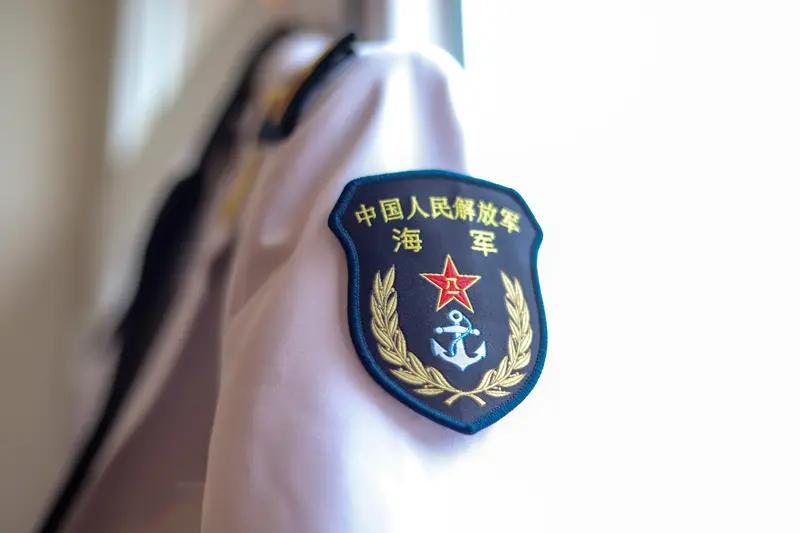 立夏时节，万物蓬勃，海警执法员迎夏而立，坚守在海天之间。他们以青春之姿，踏浪前行