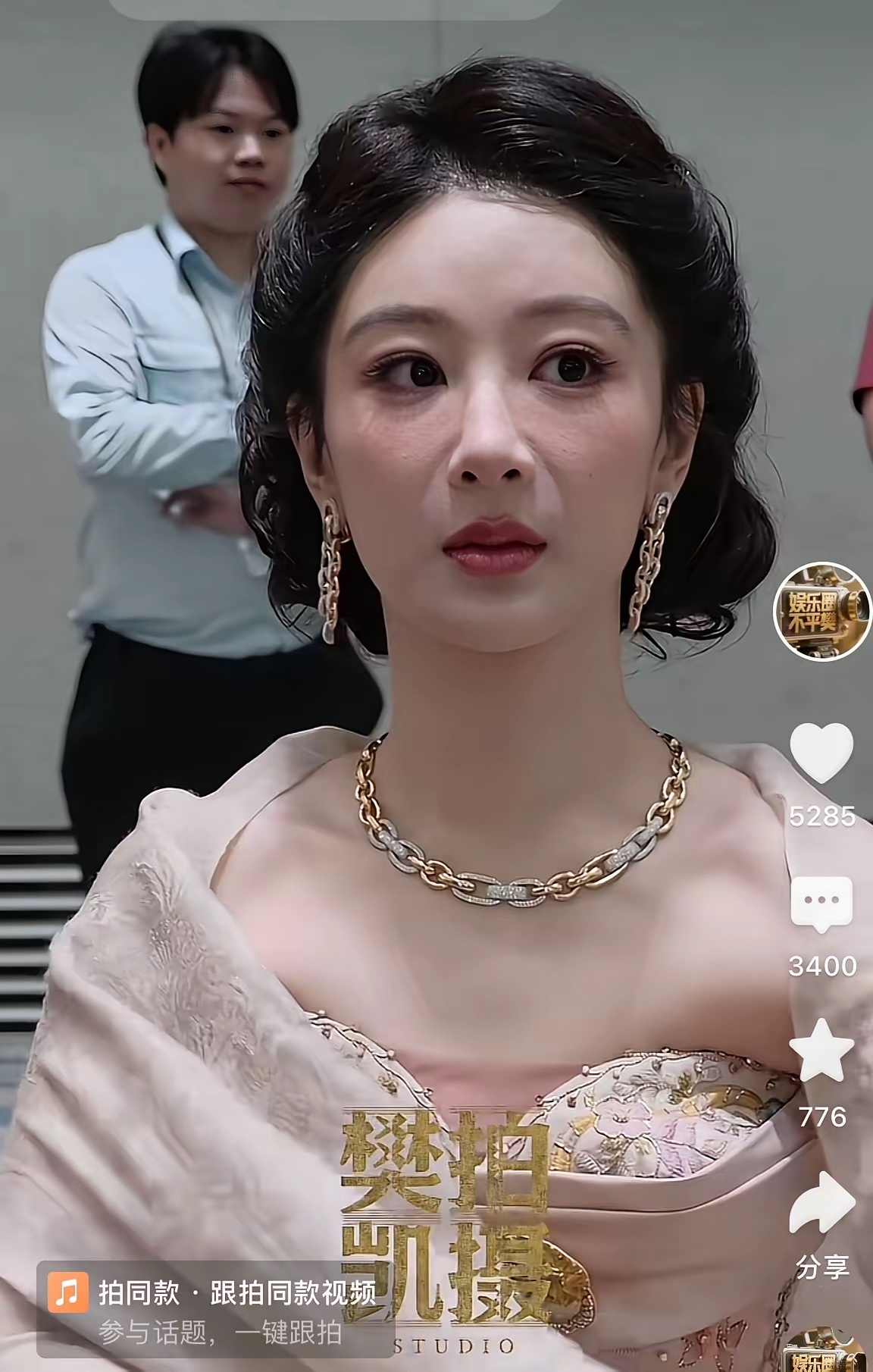 摄影师拍的无美颜无滤镜的杨紫，法令纹好明显，化妆很难掩盖，医美都拿这个法令纹没有