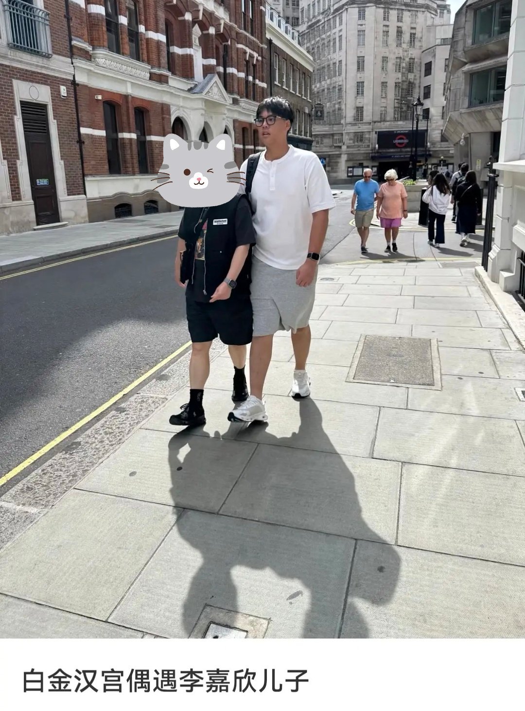 李嘉欣儿子，比小时候长得好看，身高也很优秀 ​​​