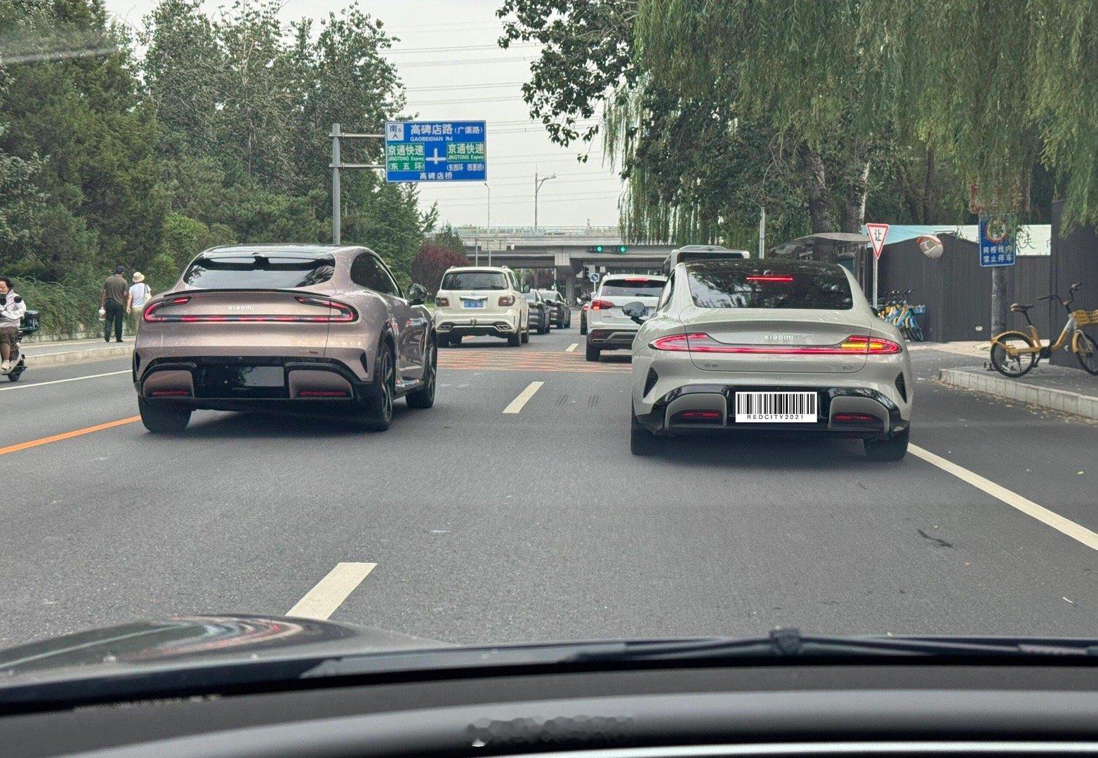 小米su7和小米YU7同框，辨识度拉满。 ​​​