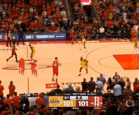 常规时间，湖人最后一波防守：

场上人员：斯玛特、范德彪、八村塁、詹姆斯、海斯。