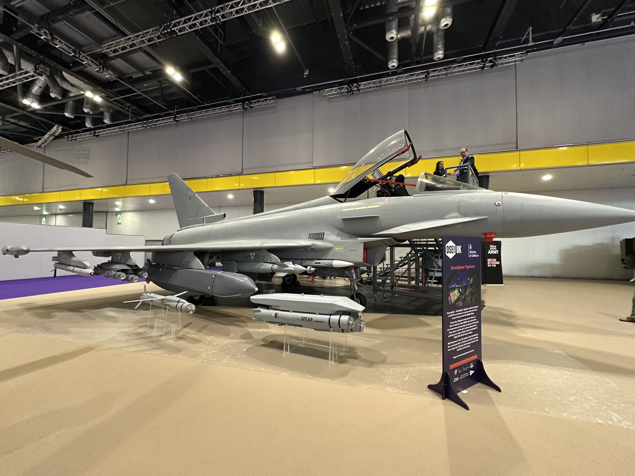 每天认识一件兵器 英国DSEI防展展出的升级版“台风”战斗机全尺寸模型，英国装备