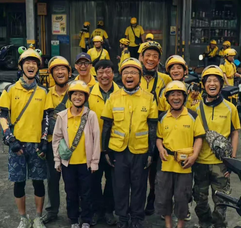 据说站前面笑的都是演员，真正外卖骑手都在后面忙碌取餐中。 ​​​
