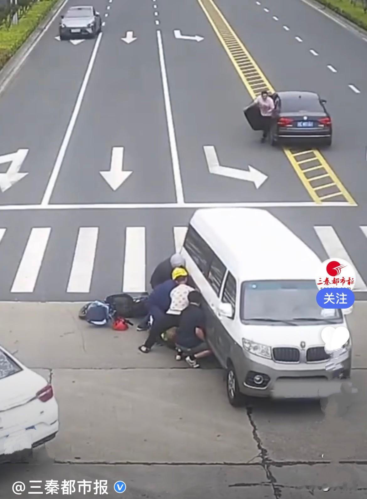 近日，江苏苏州太仓板桥兴业路路口，惊险的一幕突然发生……
       谢女士骑