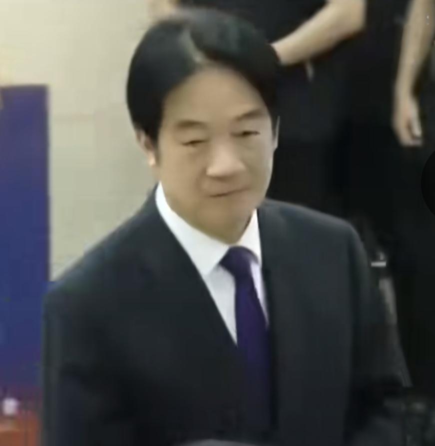 赖清德是台湾人还是日本人？
如果说他是台湾人吧，他分头、小短腿的长相打扮就像是日