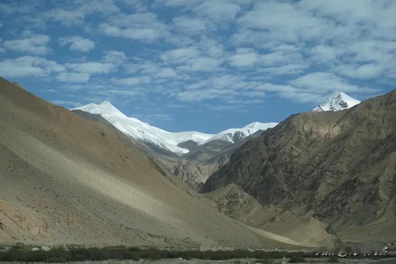 边防营的官兵们，你们是祖国的钢铁长城，是最可爱的人！
在那冰天雪地的高原，在荒无