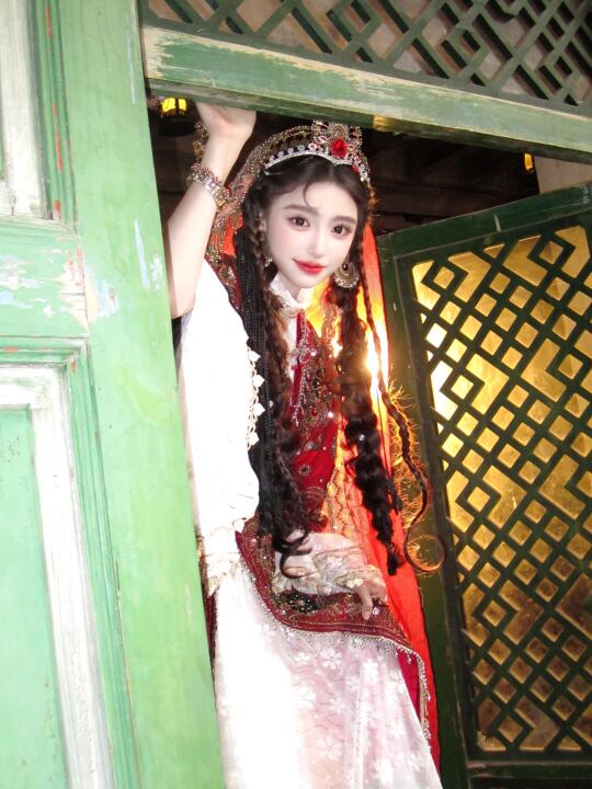 巴依老爷家的女儿自然娇生惯养咯
