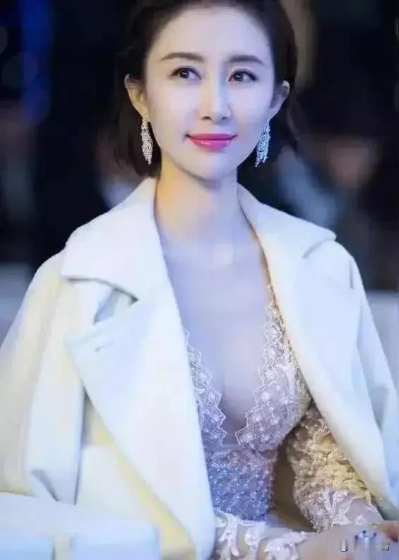 舒畅，引发热议！
38岁了。
不少人会说，到这个年纪，结婚生子这些事，她一件都没