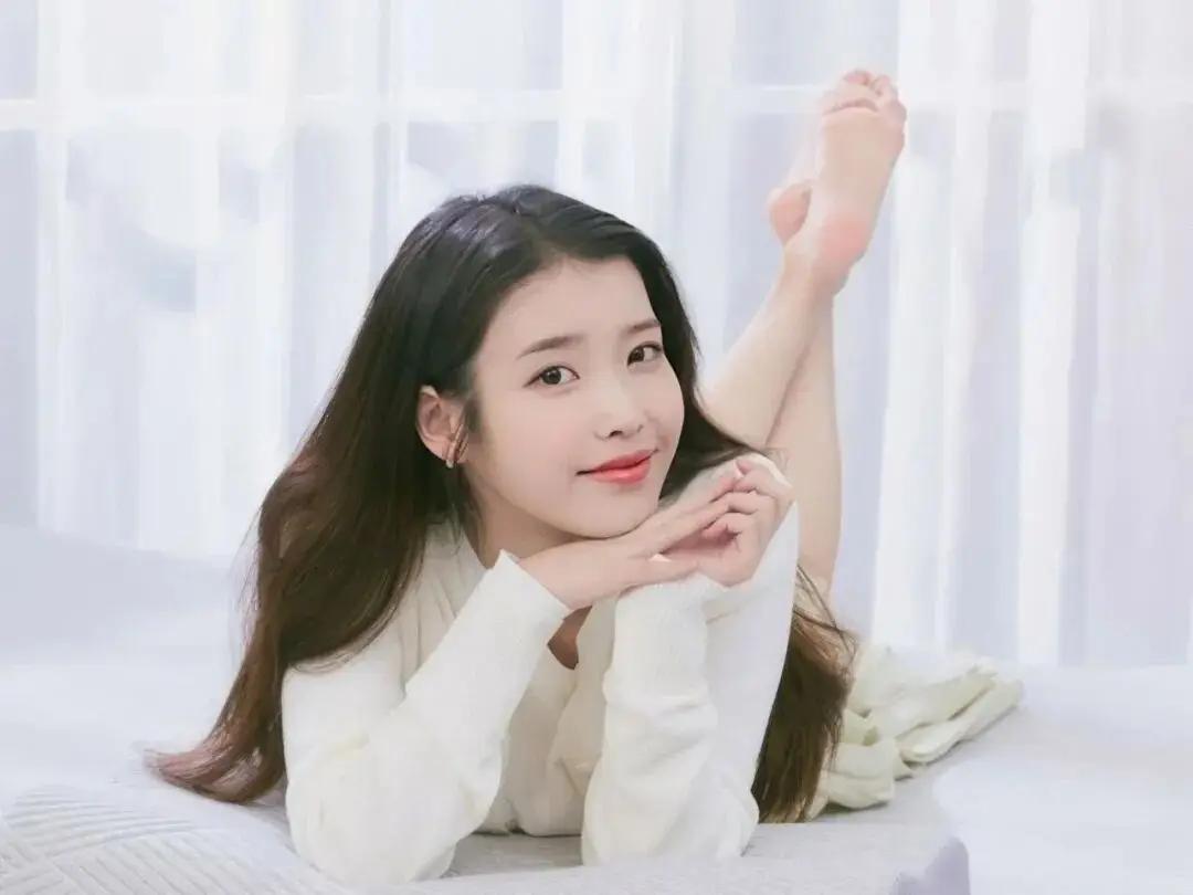 阳光洒进来的午后，慵懒的少女在窗边享受着宁静时光。IU李知恩，真的太美了美人照怎