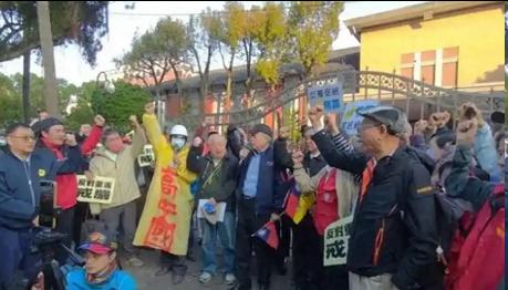 岛内表示，既然中国大陆表态，只要岛内愿意谈统一，什么条件都可以提，岛内表示，国号