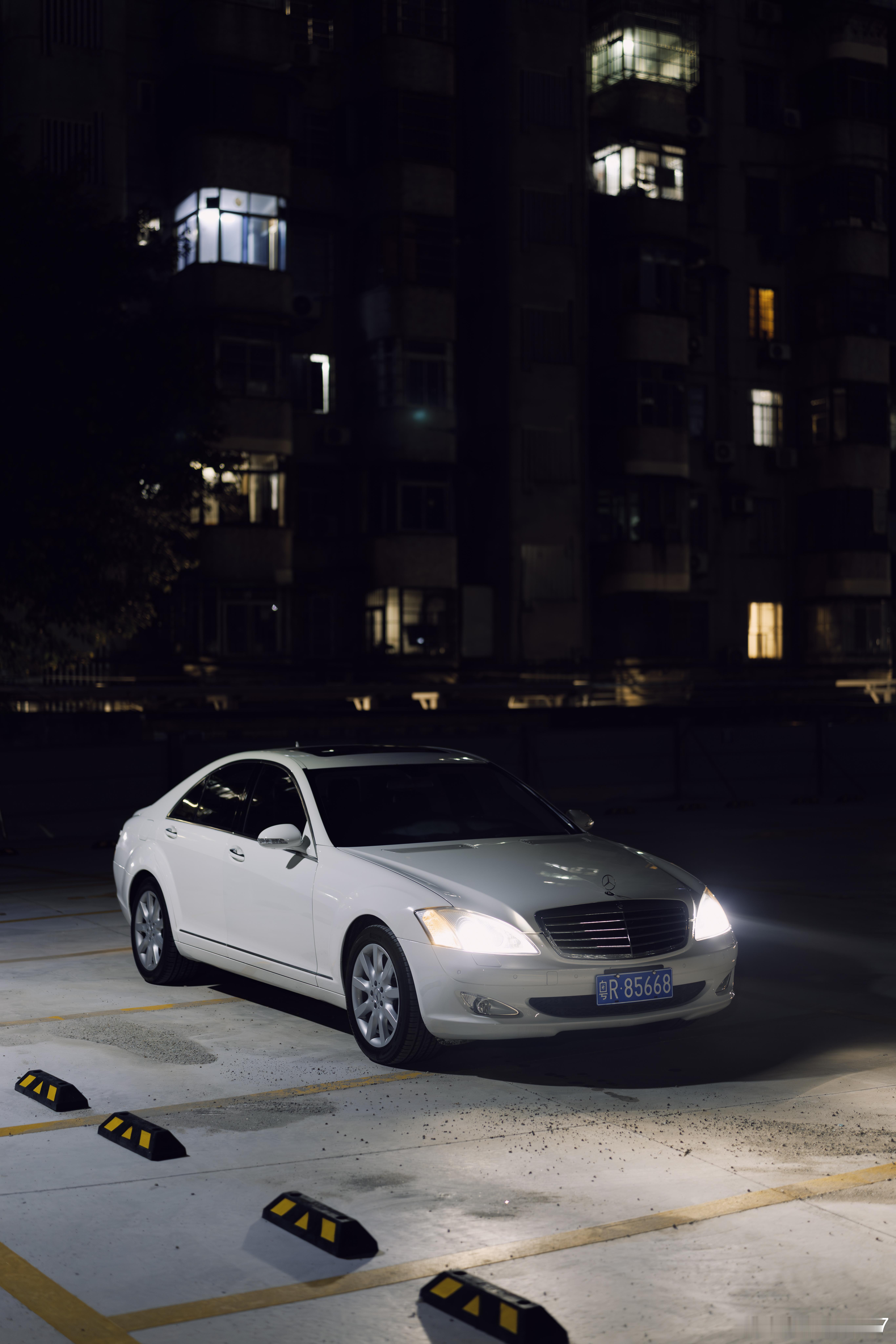 来自日本的 W221 S350 标轴这是一辆在国内特别稀有的奔驰 S。白色，标准