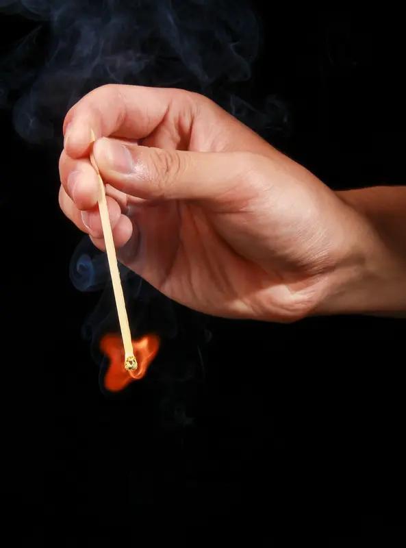 看到“火柴点柴火，佛龛坐龛佛”这副对联，真是妙趣横生。上联“火柴点柴火”，前后颠