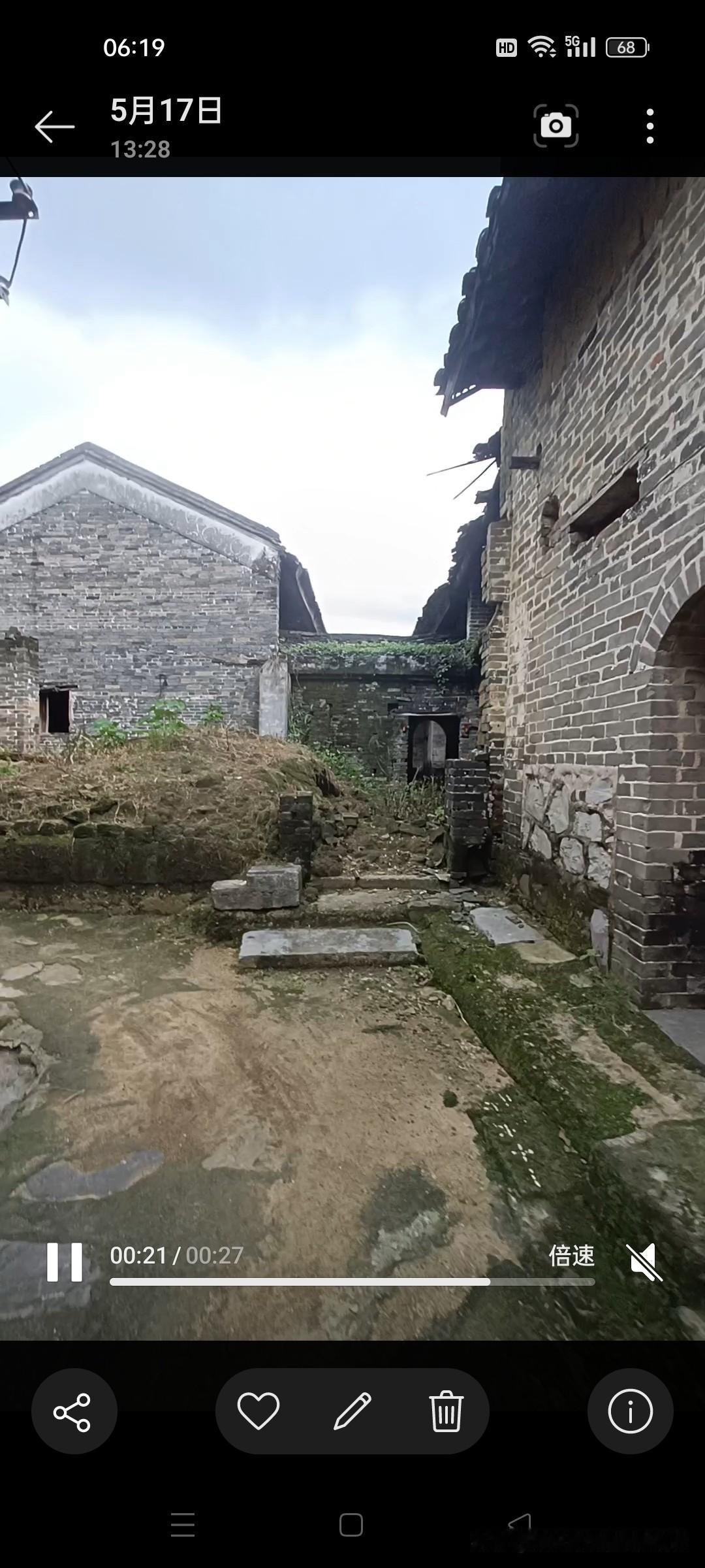 古村沧桑
在桂平乡村转转，
总能见很多老房旧屋，
有的残破无人打理，
有的则重新