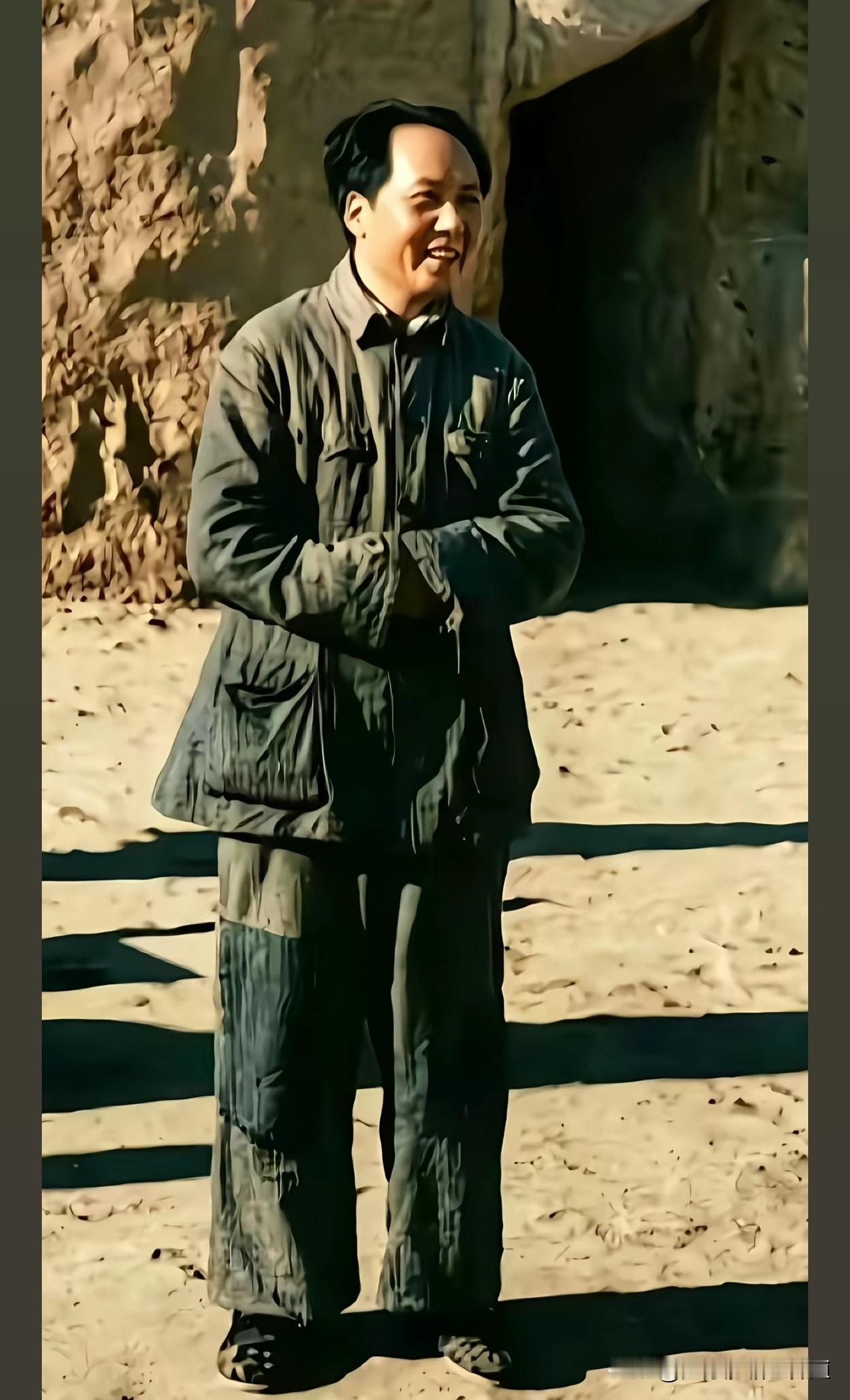 身处陕北窑洞前，
衣着朴素带着补丁，
伟人笑容爽朗。
纵然条件艰苦，
依旧乐观豁