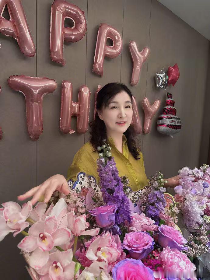 王晓晨发文为妈妈庆生王晓晨晒照为妈妈庆生 王晓晨给妈妈的生日惊喜好棒！鲜花簇拥，