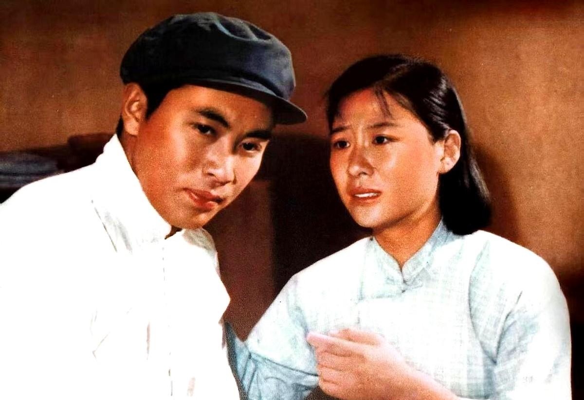 一直觉得他是新版李向阳的扮演者李铁军，但很多朋友说不像。
看了新版平原游击队，确