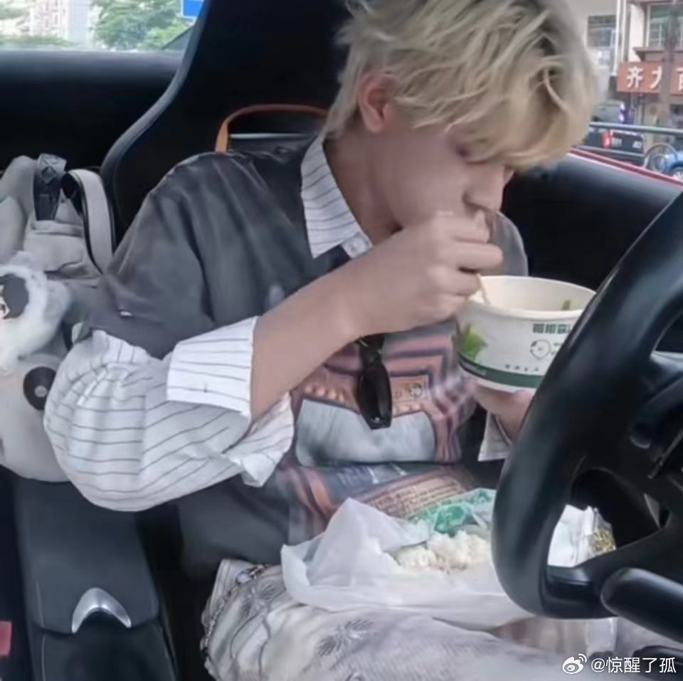 张极在跑车上吃猪脚饭考古张极物料越看越上头！跑车炫猪脚饭名场面，真实不做作，性格