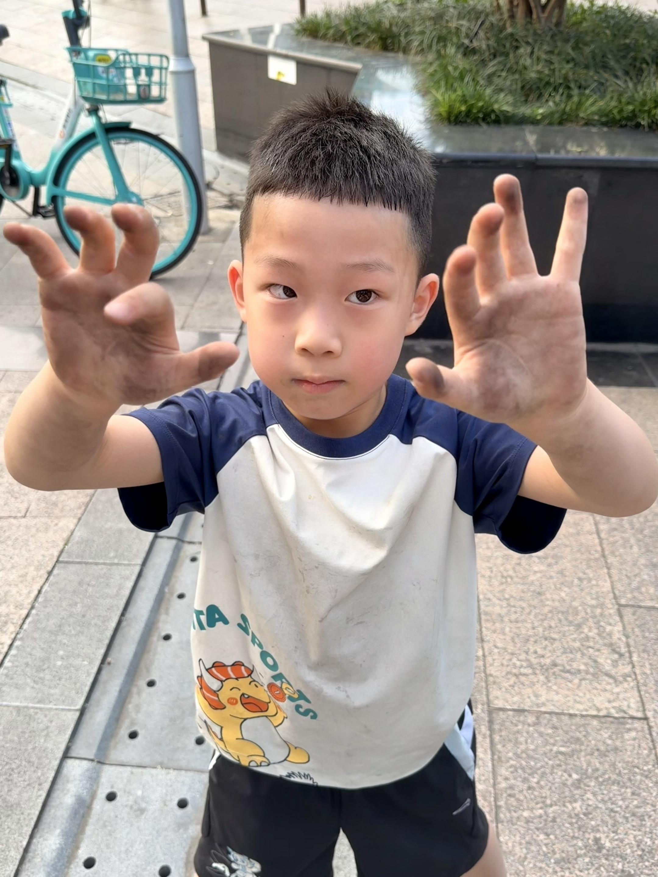 幼儿园大班日常：干净出门，灰头土脸回家 幼儿园大班娃的日常：明明早上出...