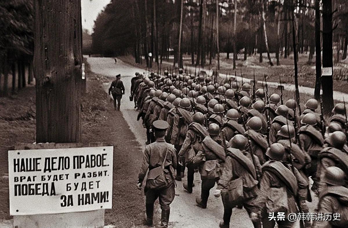 ​​这张照片拍摄于1941年6月23日，反映了苏联军队在莫斯科附近行军，队伍左侧