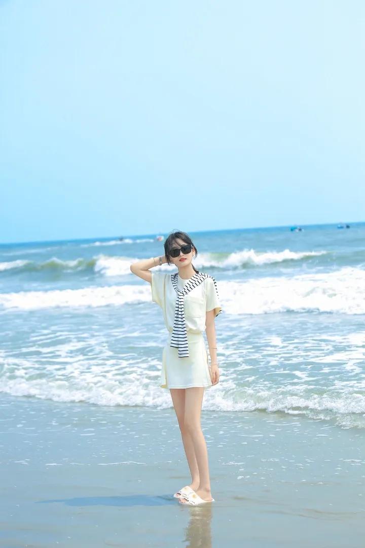 海风漫过脚踝，阳光撞进怀里，
在澄澈的蓝天与翻涌的海浪间，
接住一整个夏天的清爽