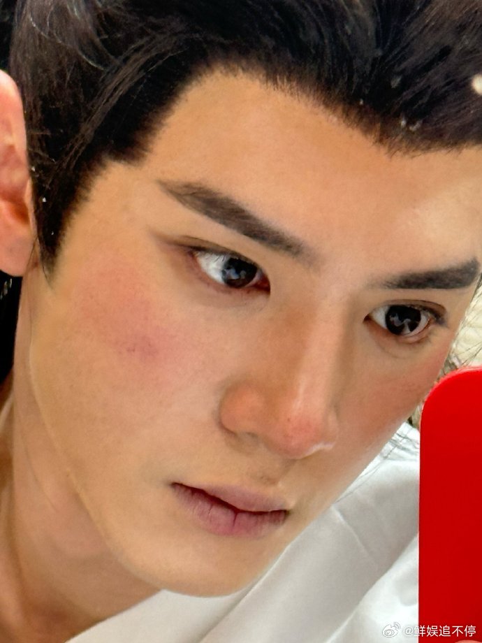 陈哲远汤乾晒伤妆自拍  陈哲远晒伤妆自拍 陈哲远的晒伤妆造型太绝了，自拍里的他真