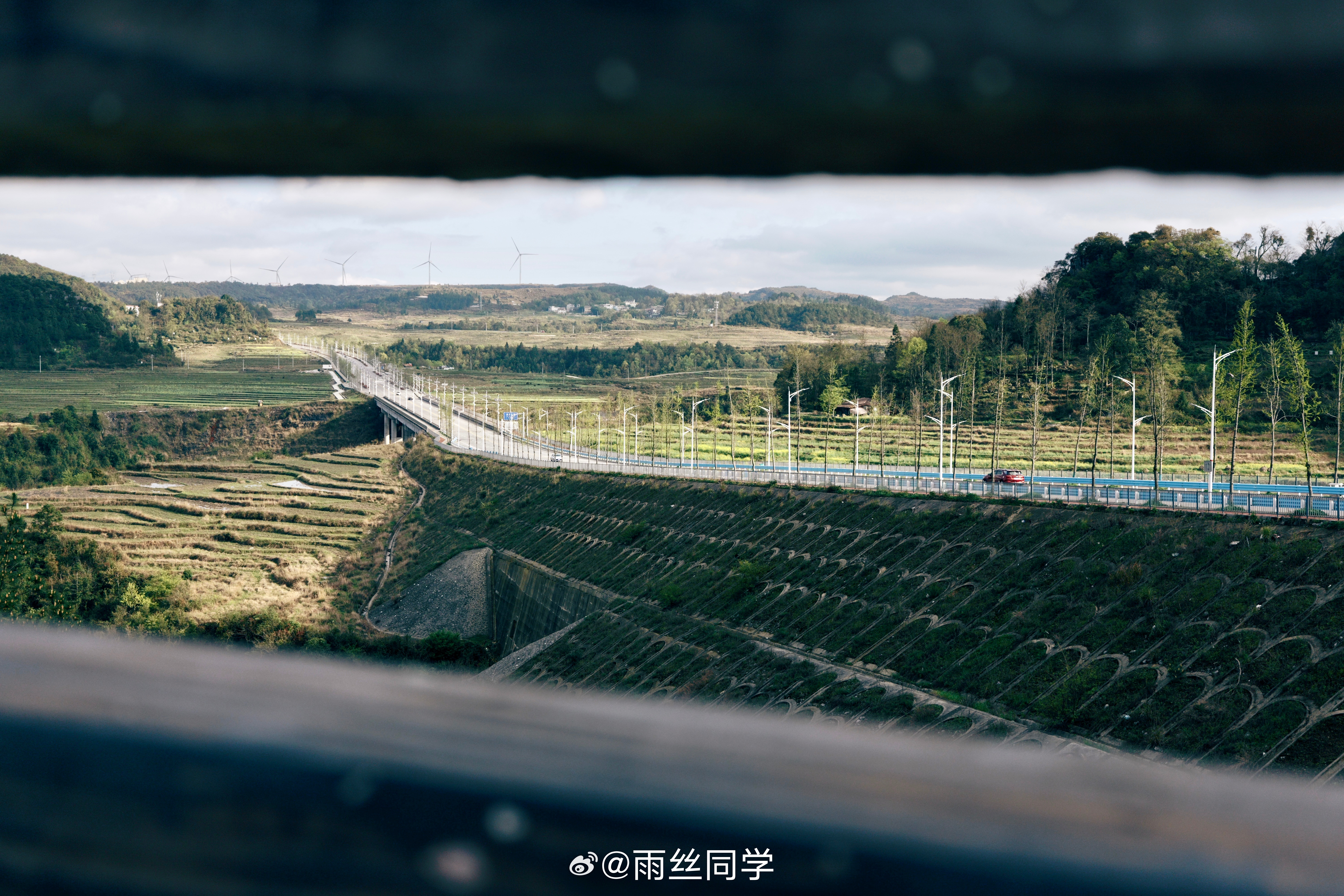 嗯，表达了作者的思乡之情。 