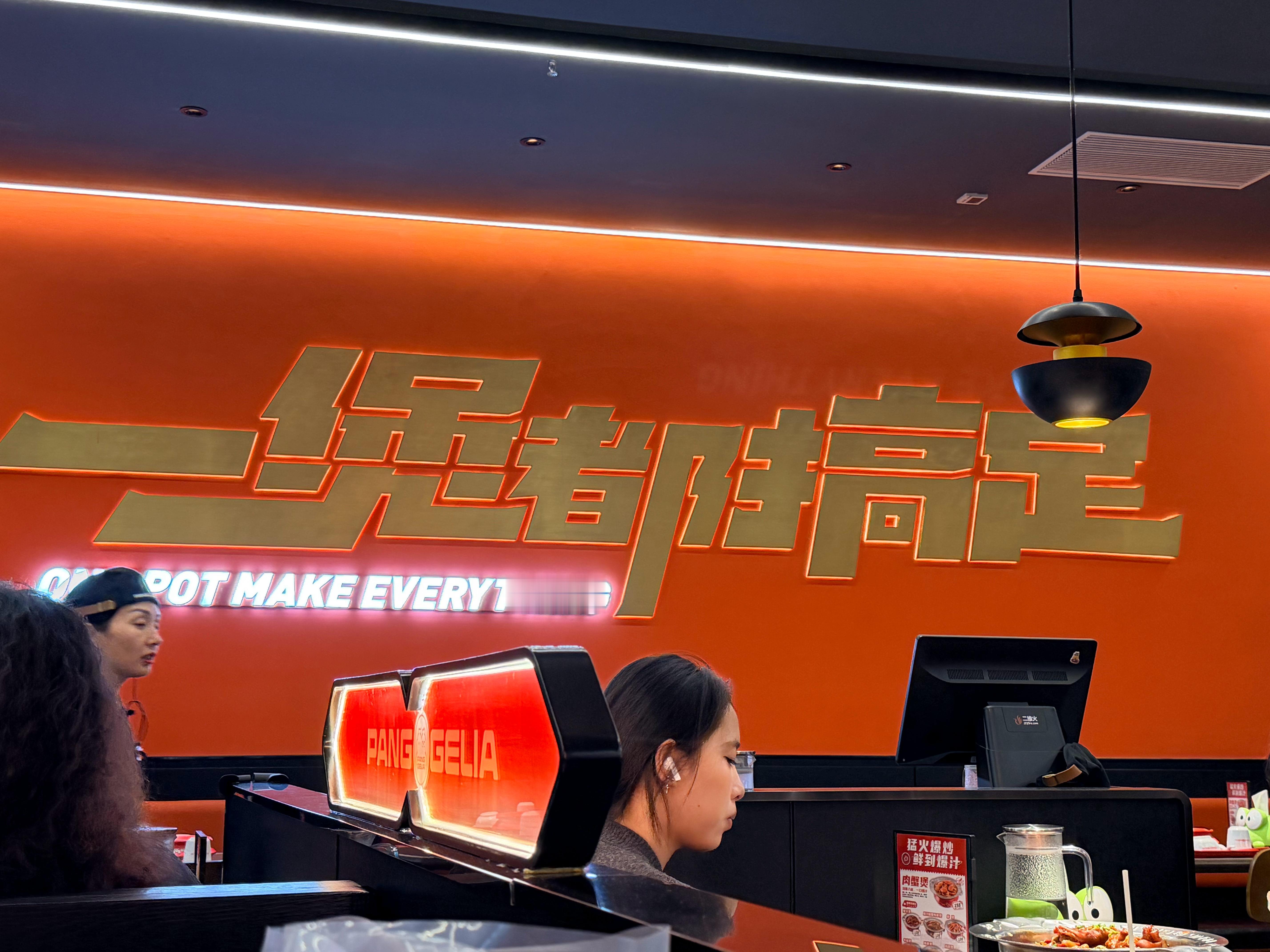 你和对象去吃饭的时候，面对面坐还是同坐一排呢？刚在吃饭，眼前一对情侣，面对面坐着