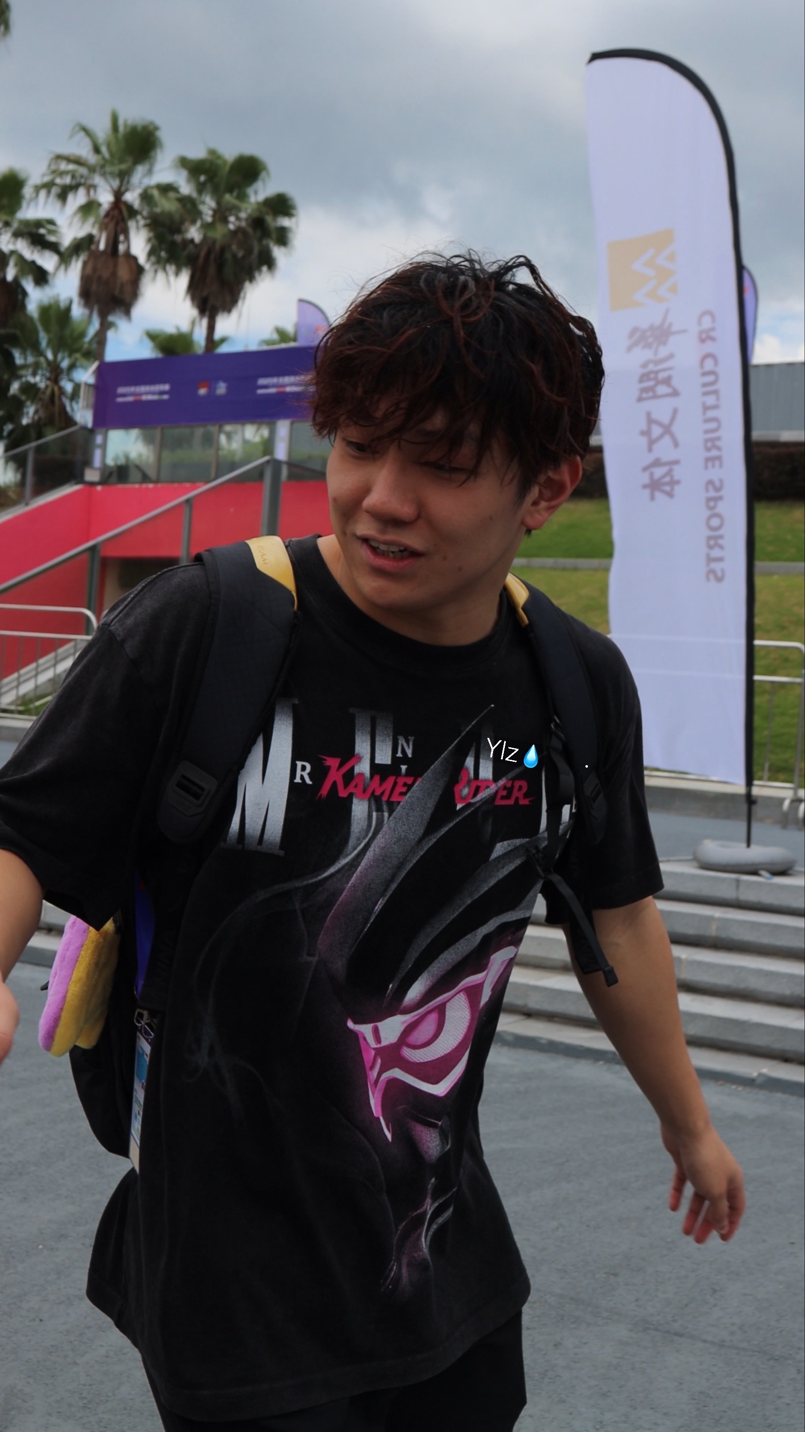 二次元的快乐就这样简单…………这里有一个董志豪看到超绝16厘米大吧唧路都不会走了
