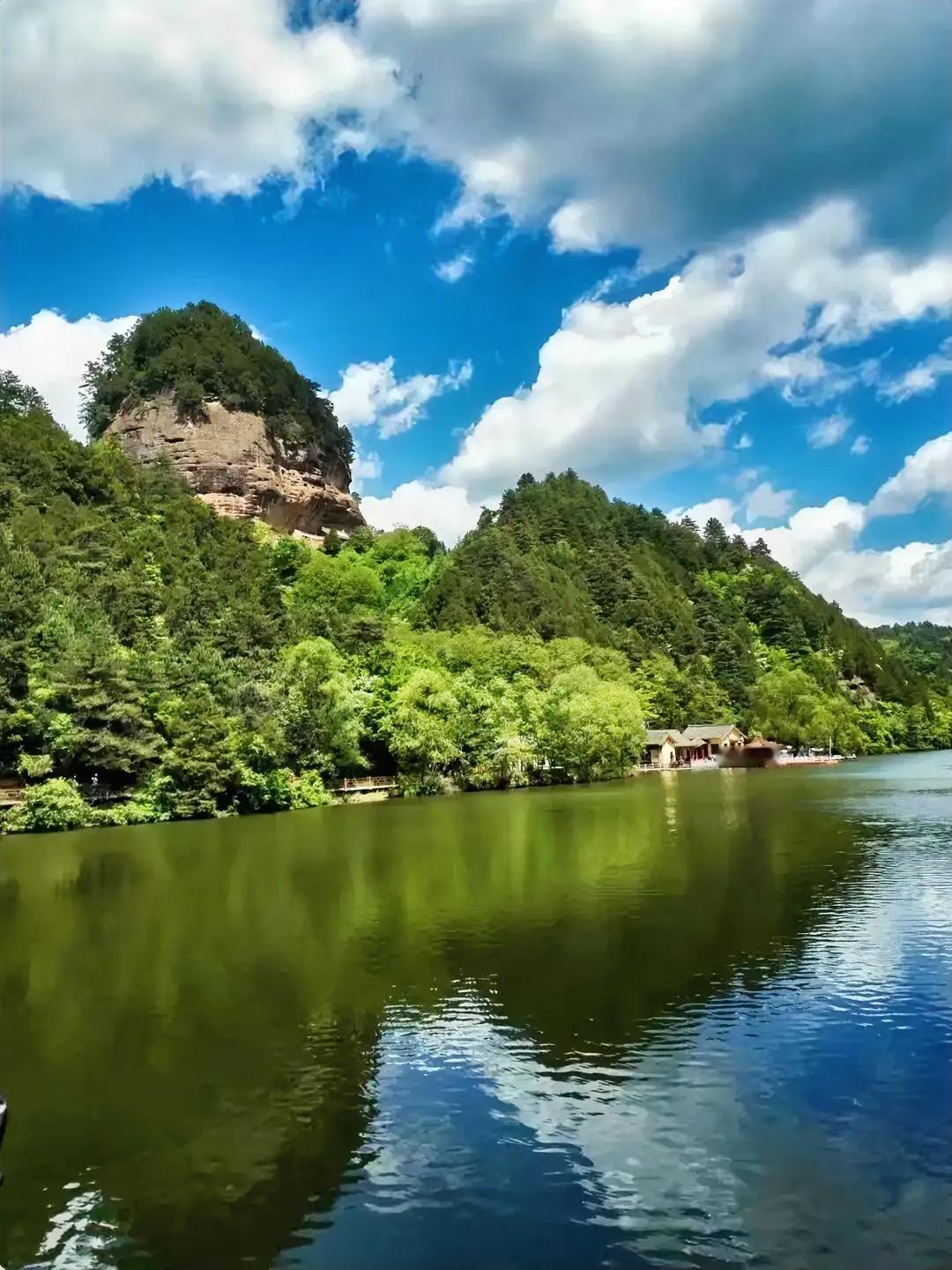 #上联：名山无俗客，下联邀您对#深海有神龟
