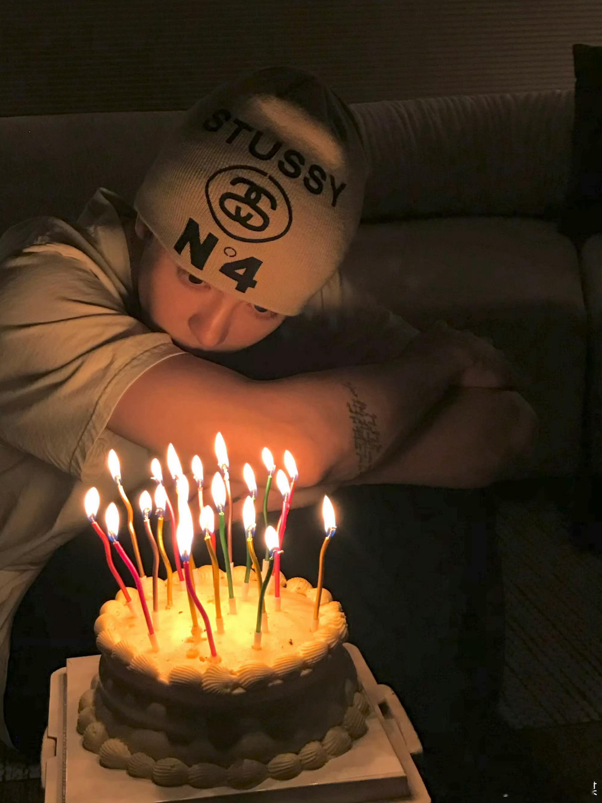 曾舜晞今年生日愿望有点多曾舜晞今年生日愿望有点多，哈哈哈哈曾舜晞的生日蛋糕插满蜡