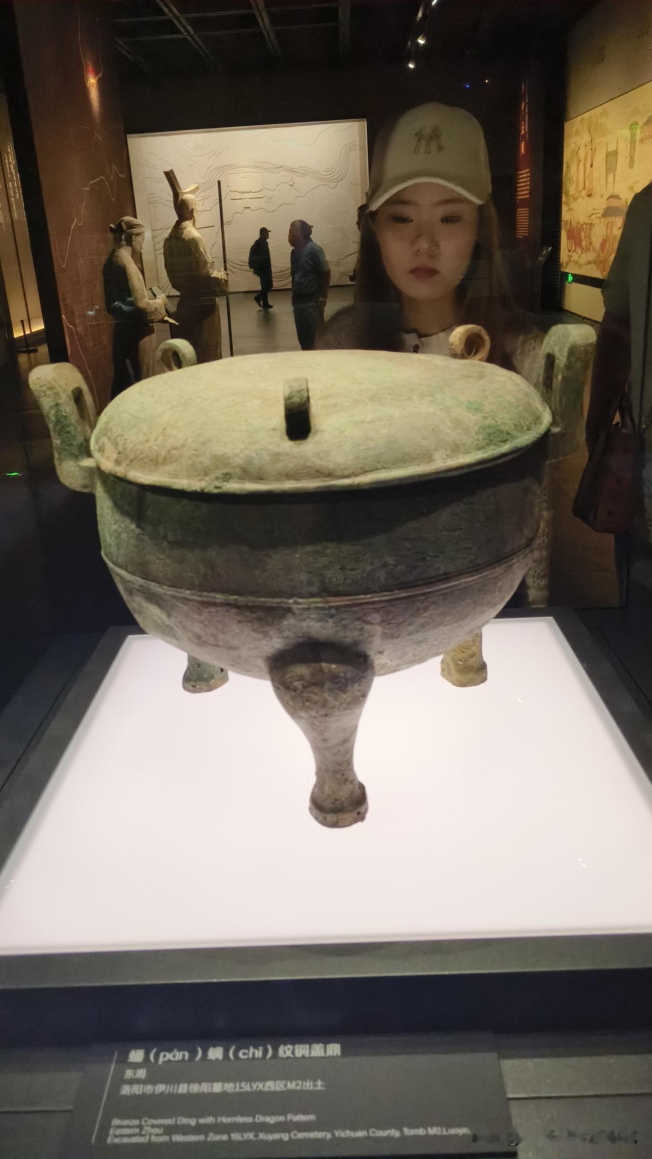 太可爱的女孩了，她怎么会在汉魏洛阳故城遗址博物馆看东周蟠螭纹铜盖鼎那么专注？是专