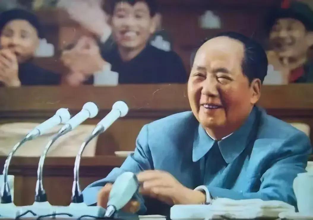 《满江红·咏毛主席》
岳麓霜枫，映赤县、几度秋浓。
凝眸处、湘江击水，壮志凌空。