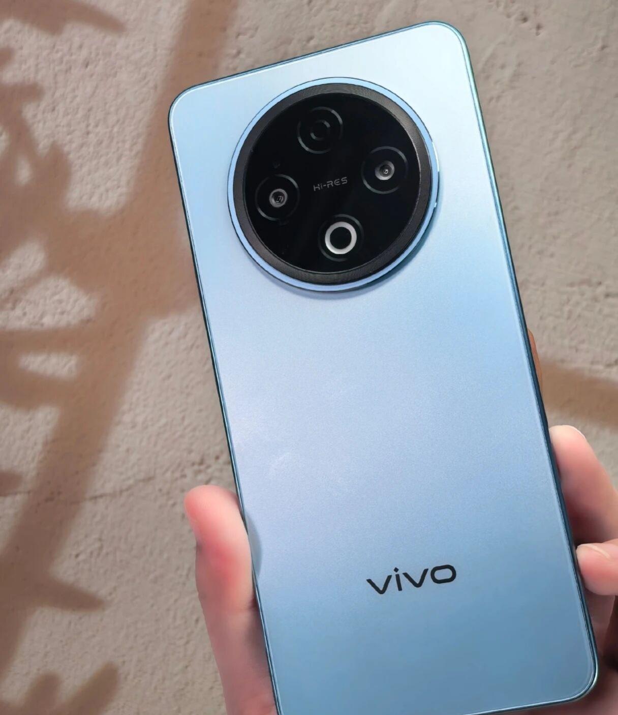 vivo Y500 这块120Hz 护眼屏观感舒服，SGS 低蓝光认证，长时间刷