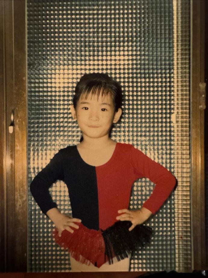 林依晨生日晒童年照林依晨晒童年照庆祝生日 林依晨生日翻出童年照，在老式电视机前的