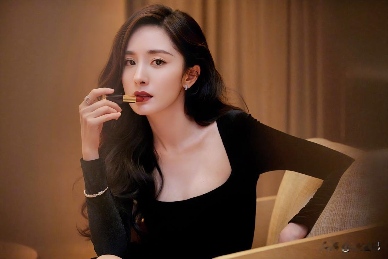 这抹浓郁红调，是不是很衬杨幂的气场