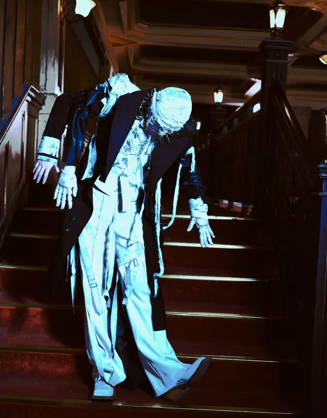 严浩翔行走的艺术品严浩翔古堡出逃大片 严浩翔这组照片的构思真的细，木偶感的肢体语