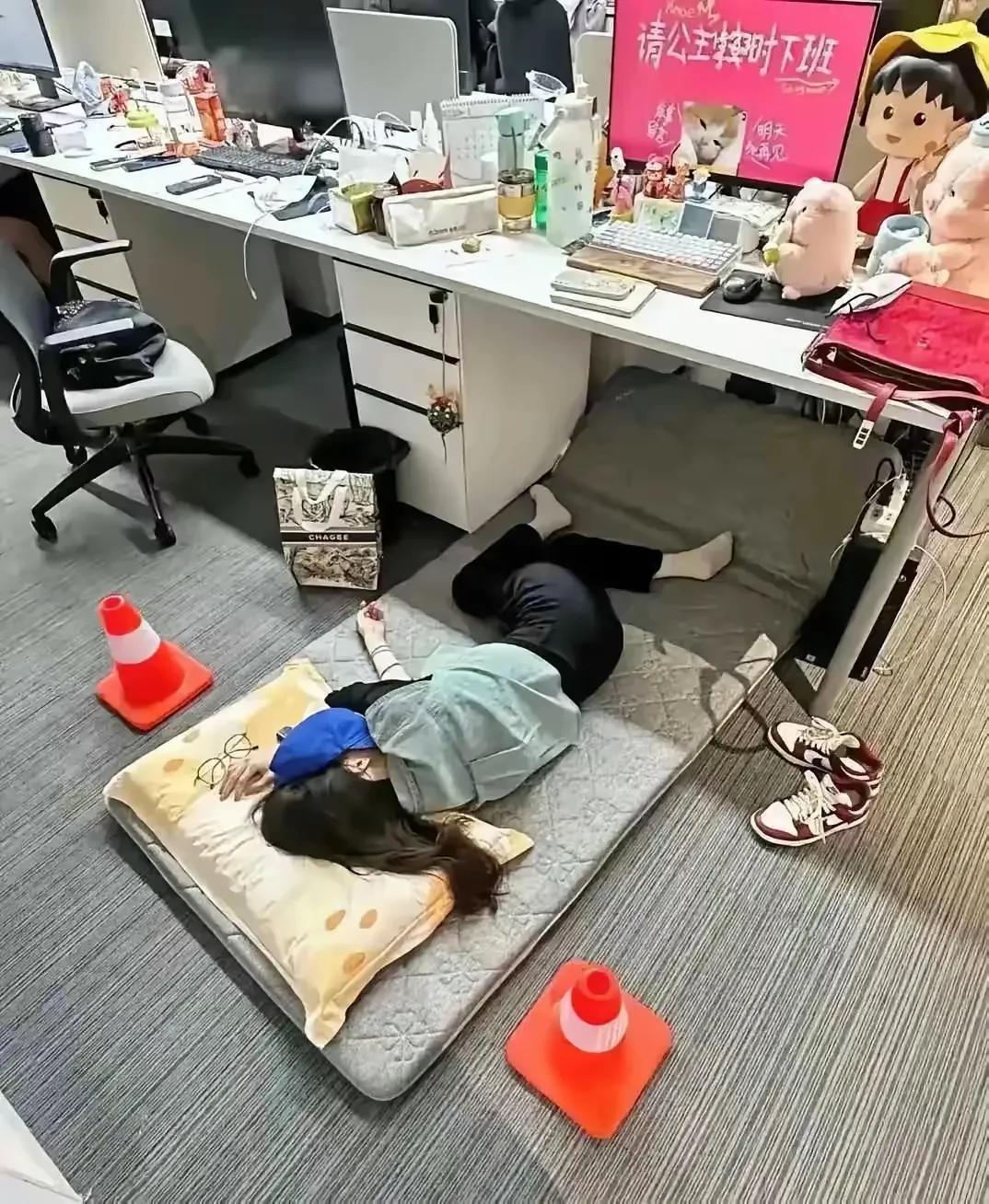 我们办公室的人午休都是直接趴在桌子上，十分钟要么腿麻了，要么肚子里堵了一口气，睡