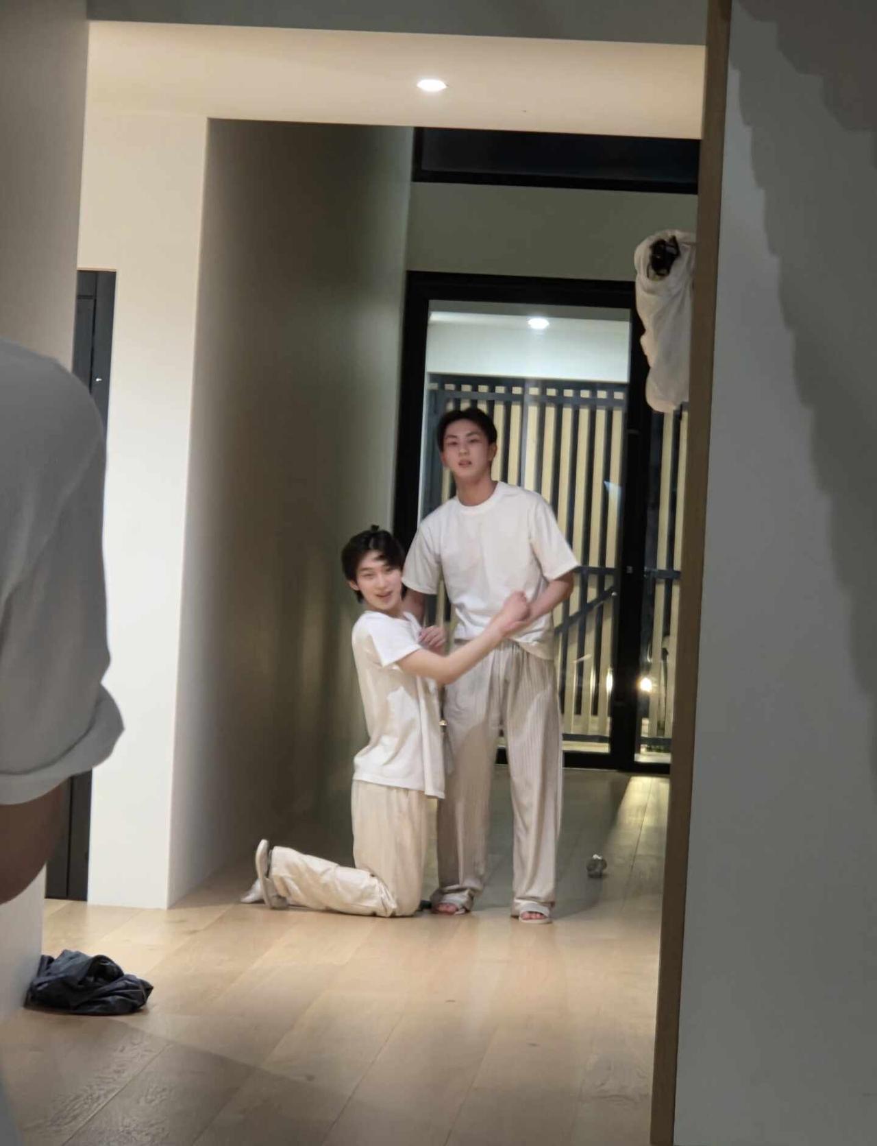 我要被萌死了
这俩在干啥，这啥姿势哈哈哈，blft快把幕后花絮放出来我等不及了，