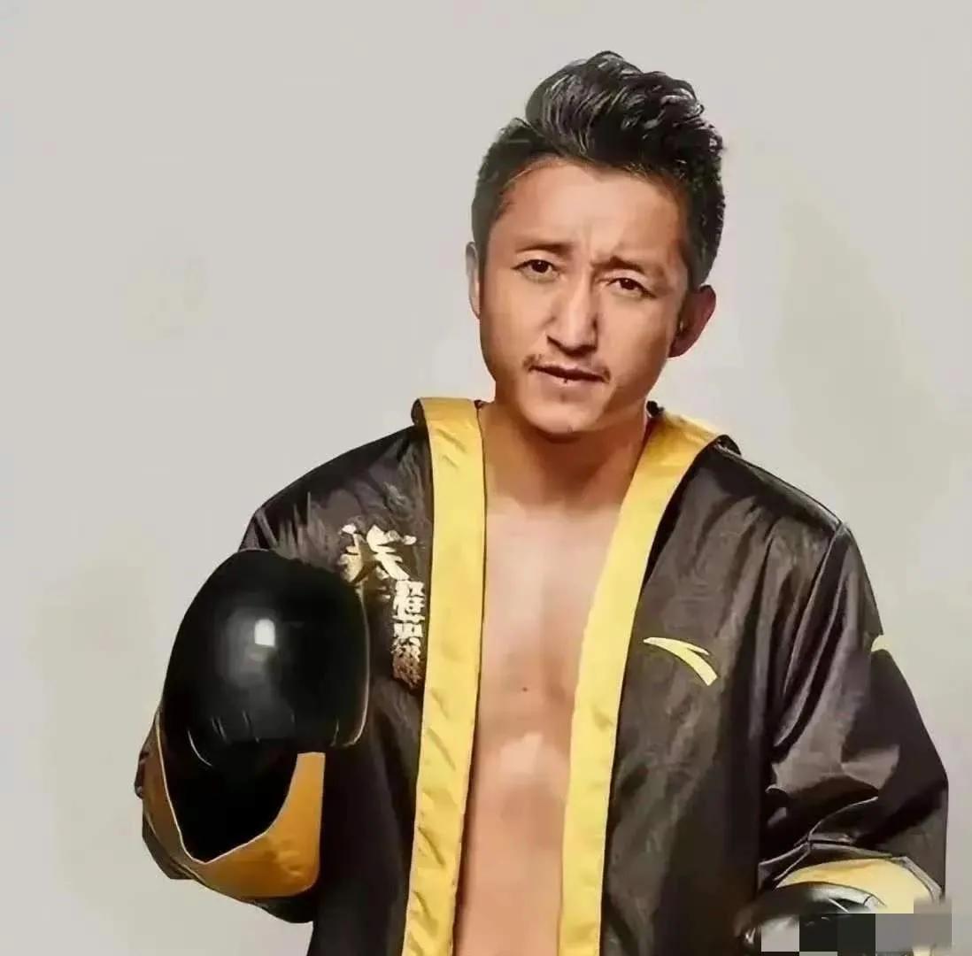 一代拳王的发文
看了令人心酸，
靠卖ming挣来了辛苦钱，
又娶了个好妻子，
携