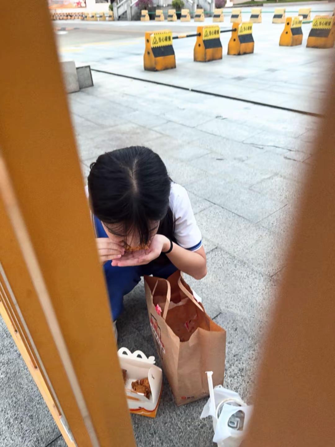 来回二个小时的路程就为了送个麦当劳 可能她想吃的不是麦当劳而是想妈妈了高中生活