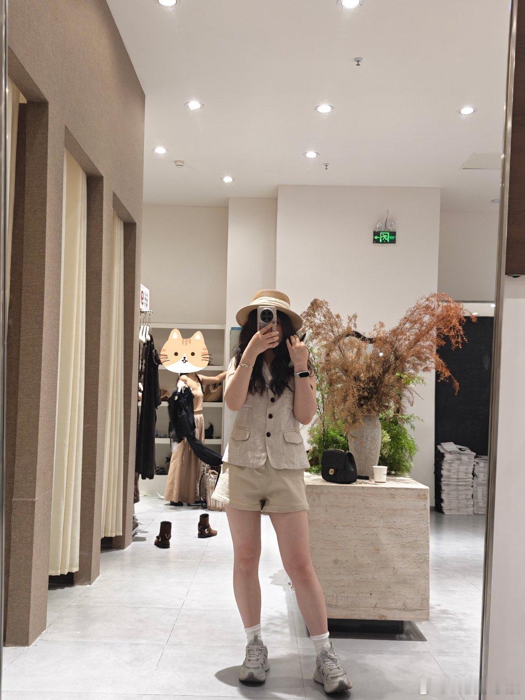 出门逛街买衣服，感觉店里的镜子🪞能把我照成一米八该说不说，现在服装线下店服务也