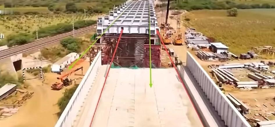 印度首条高铁的高架桥修歪了。

万能的网友，偏离这么多能接上吗？要我说已经这样了