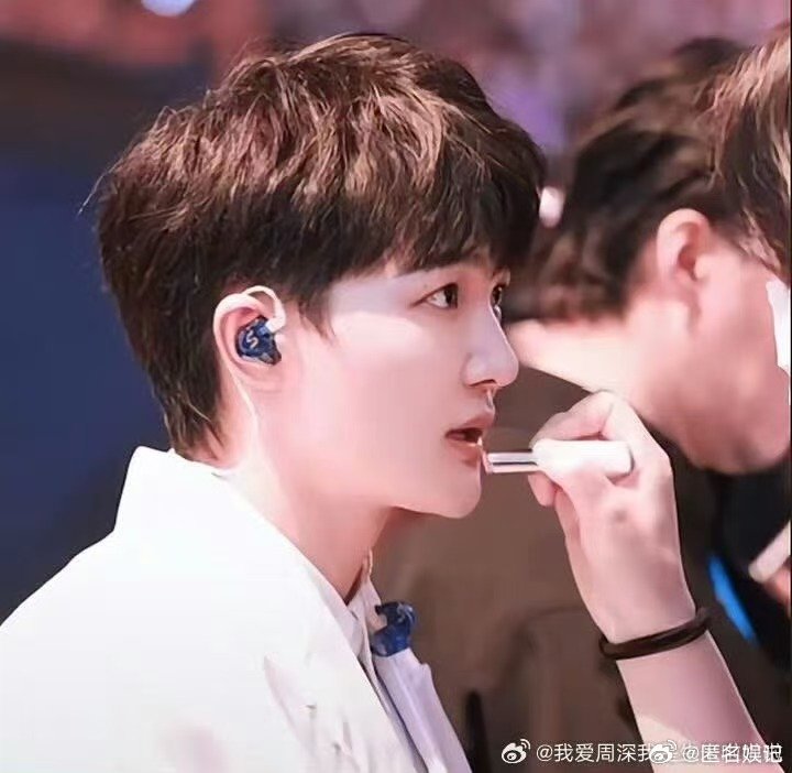 周深阅文ip盛典年度歌手周深领奖全程直拍年度歌手周深，用实力与真诚收获全场掌声 