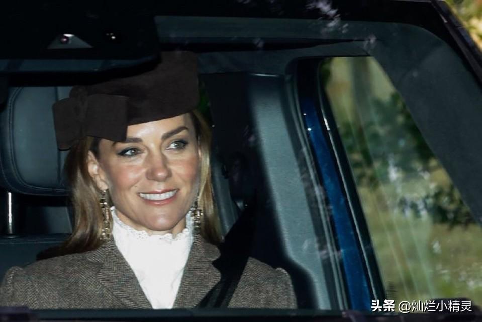 威廉王子、凯特王妃及其三个孩子今天上午被拍到抵达巴尔莫勒尔的克拉西教堂，参加周日