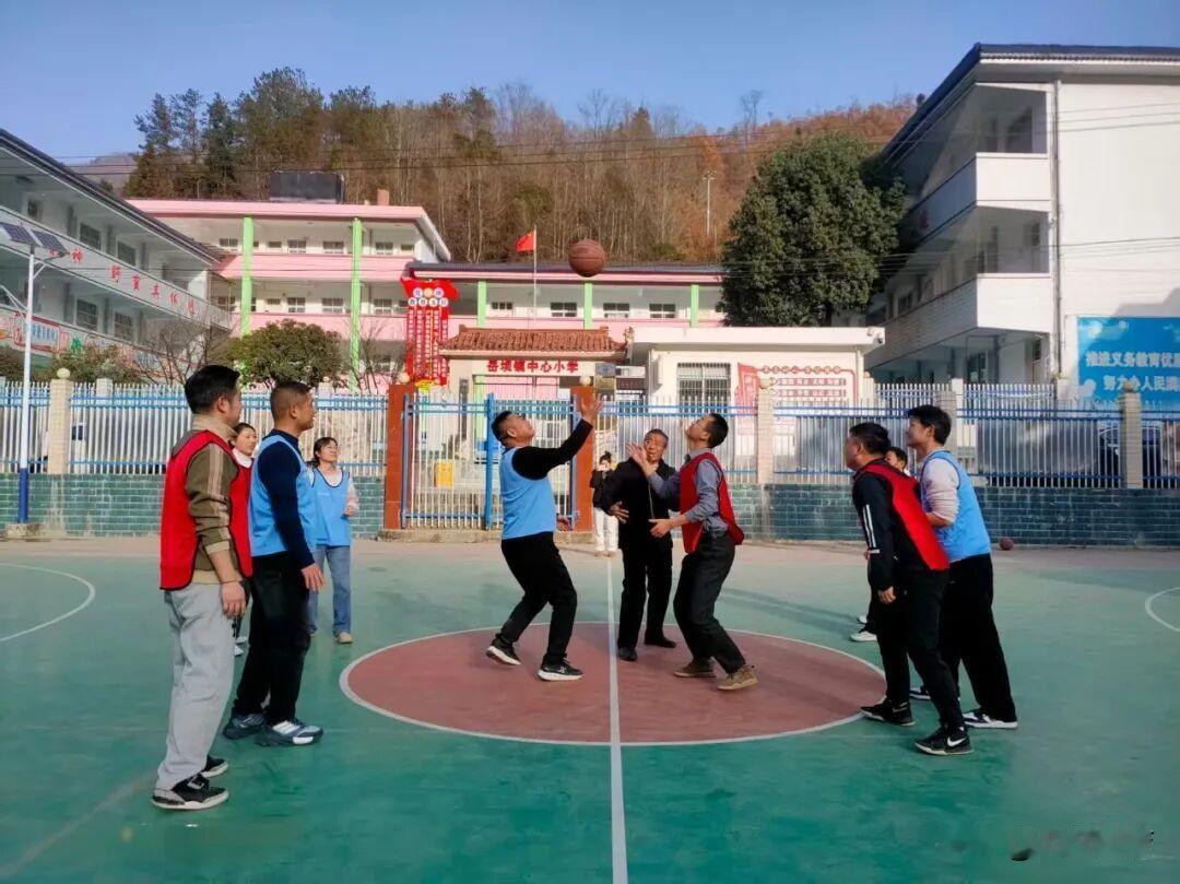 1月27日下午，佛坪县岳坝镇中心小学教育集团组织开展教职工年终团建活动，岳坝镇中