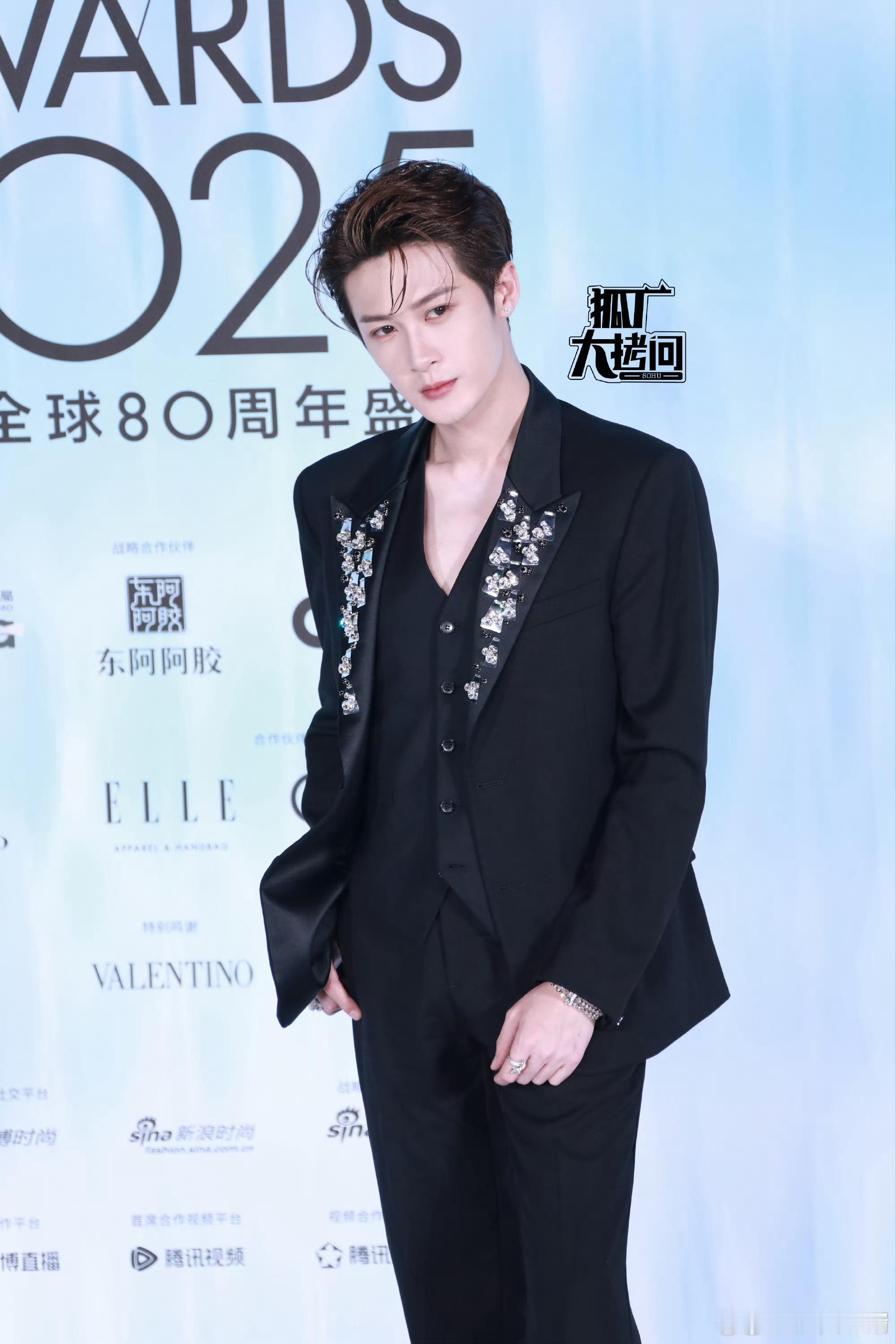 檀健次今天ELLE红毯生图～大背头完全是主人级别[可怜]ELLE红毯 ​​​