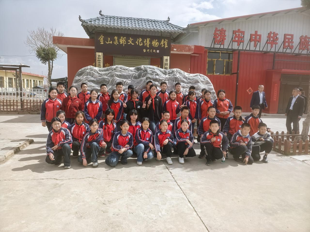 叶盛中心小学师生走进金山集邮文化博物馆 沉浸式感受方寸魅力与乡土文化
3月31日