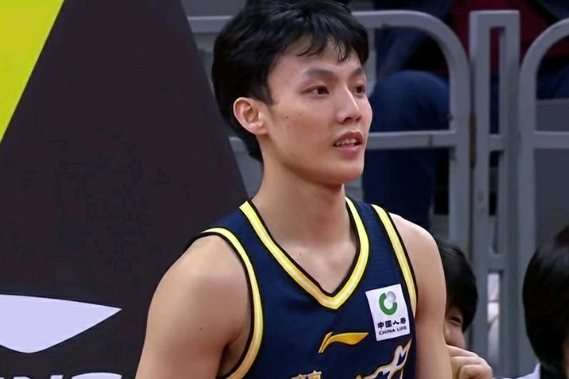 “一半海水一半火焰”！！！

徐杰拉胯，胡明轩火爆，一场比赛说不明不了任何问题，