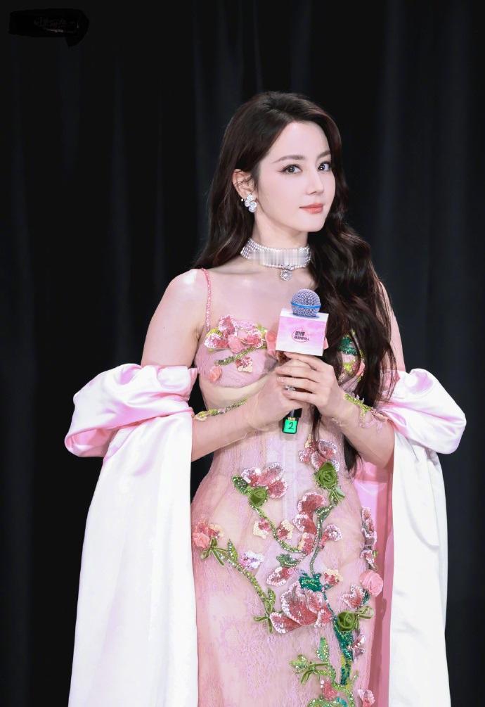 今天迪丽热巴在出席时尚活动的时候搭配的像个漂亮的花仙子，确实是又美又迷人。

她